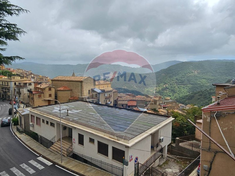 Appartamento in Vendita a Ucria, 60'000€, 130 m²