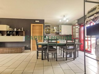 Quadrilocale in Vendita a San Tammaro, 90'000€, 100 m²