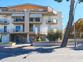 Immobile commerciale in Affitto a Roseto degli Abruzzi, 2'800€, 227 m²