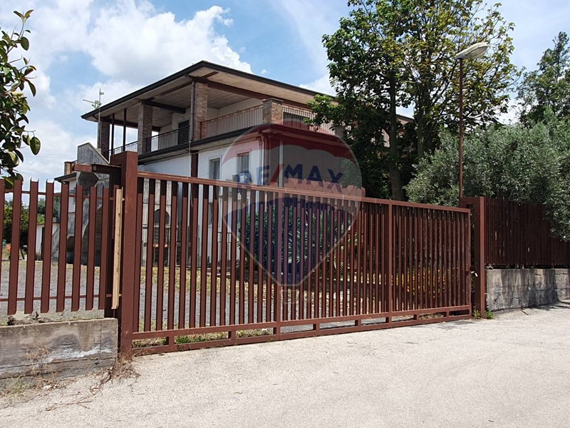 Immobile commerciale in Vendita a Paternò, 450'000€, 650 m²
