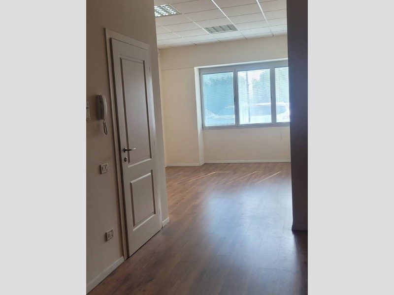 Ufficio in Affitto a Pontedera, 800€, 75 m²