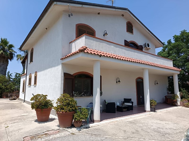 Villa in Vendita a Capaccio Paestum, 450'000€, 300 m²