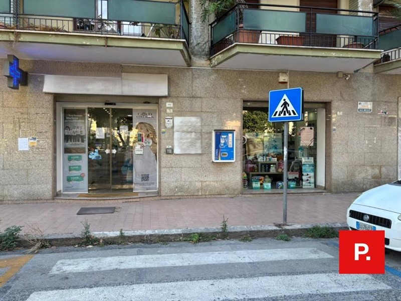 Immobile commerciale in Affitto a Caserta, 1'700€, 100 m²