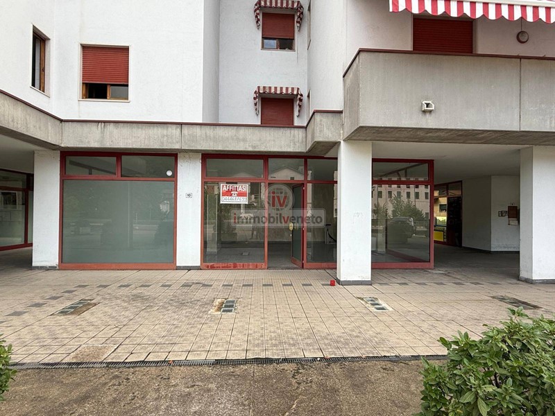 Negozio in Affitto a Chiampo, 600€, 104 m²