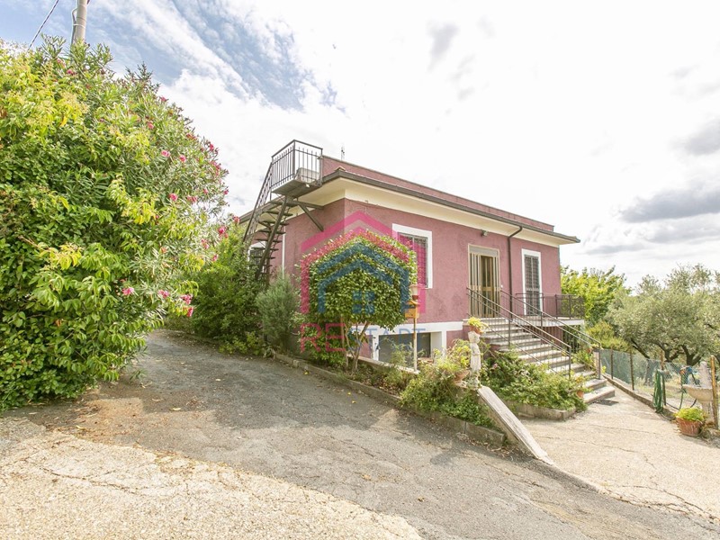 Villa in Vendita a Genzano di Roma, 369'000€, 340 m²