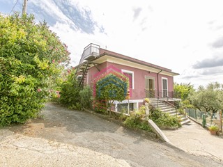 Villa in Vendita a Genzano di Roma, 369'000€, 340 m²