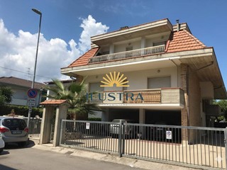 Casa Indipendente in Vendita a Martinsicuro, 630 m²