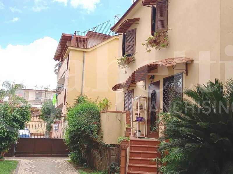 Villetta a schiera in Vendita a Casoria, 350'000€, 120 m²