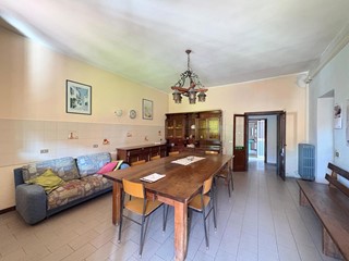 Villa in Vendita a Mesero, 349'000€, 250 m²