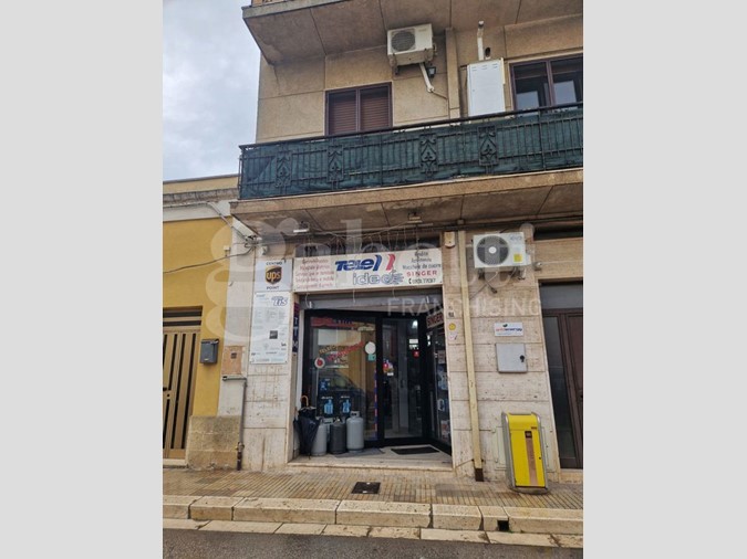 Negozio in Vendita a Mesagne, 90'000€, 101 m², arredato