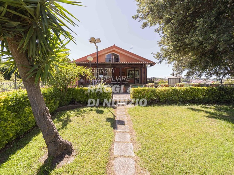 Villa in Vendita a Grottaferrata, 890'000€, 400 m², con Box