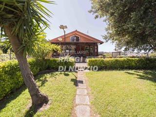 Villa in Vendita a Grottaferrata, 890'000€, 400 m², con Box