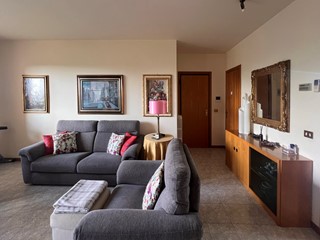 Appartamento in Vendita a Reggio Emilia, zona Canalina, 270'000€, 190 m², con Box