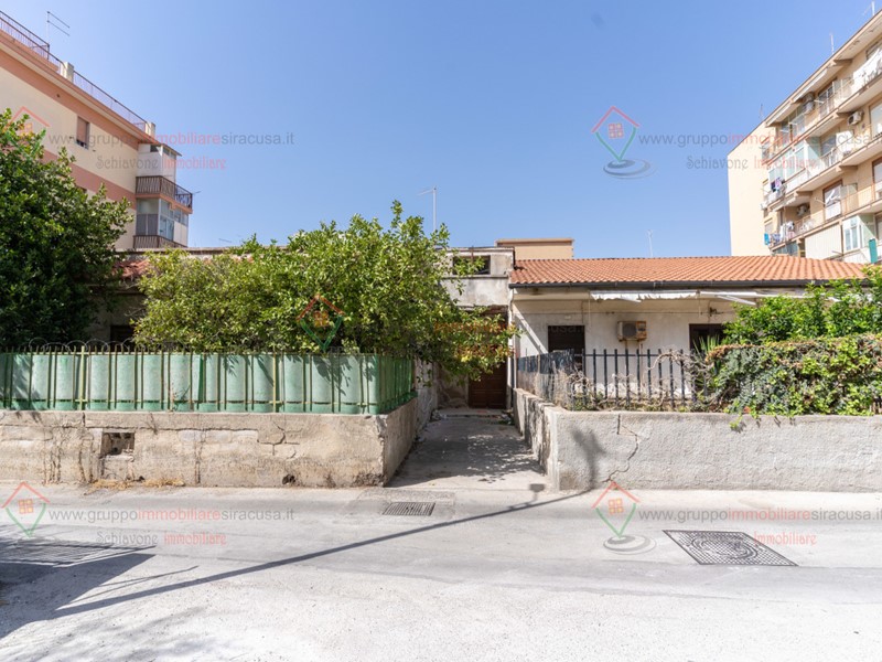 Casa Indipendente in Vendita a Siracusa, zona Tisia Tica Zecchino, 156'000&euro;, 200 m²
