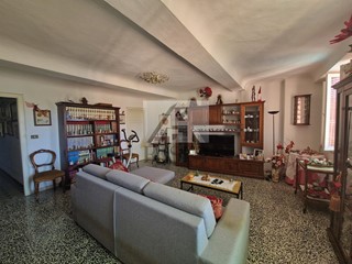 Appartamento in Vendita a Lucca, zona Centro Storico, 390'000€, 140 m², arredato