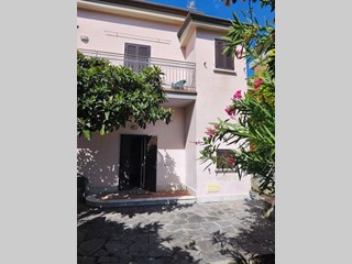 Casa Semi Indipendente in Vendita a Carrara, zona Marina di Carrara, 460'000€, 130 m²