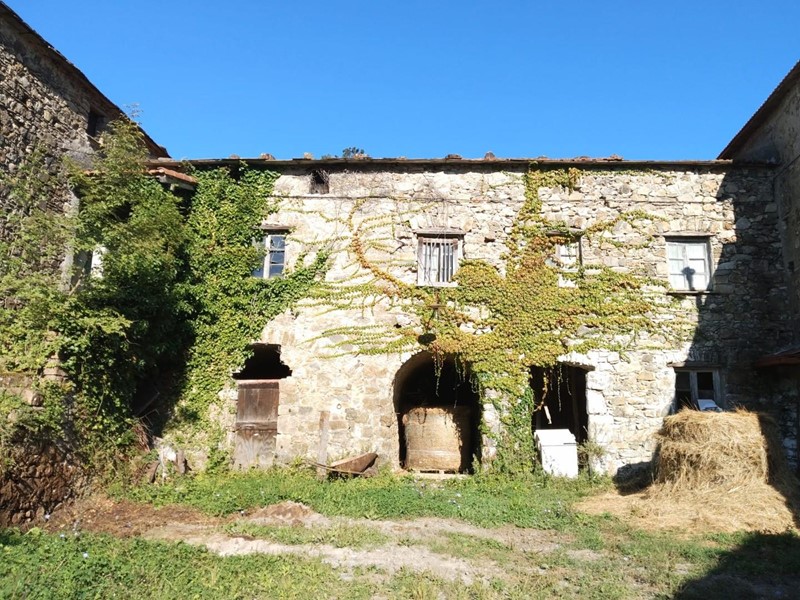 Casa di corte in Vendita a Varese Ligure, 165'000&euro;, 400 m²