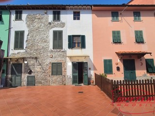 Casa Indipendente in Vendita a Capannori, zona Marlia, 49'000€, 70 m²