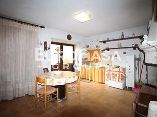 Casa Indipendente in Vendita a Lucca, zona San Lorenzo a Vaccoli, 135'000&euro;, 225 m²