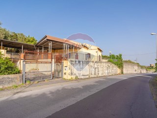 Immobile commerciale in Vendita a Acireale, 115'000€, 116 m²