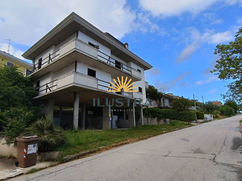 Casa Indipendente in Vendita a Ripatransone, 147'000€, 540 m²