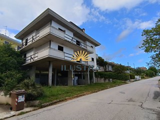 Casa Indipendente in Vendita a Ripatransone, 147'000€, 540 m²