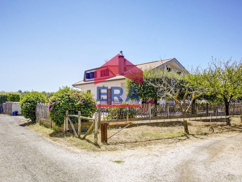 Casa Semi Indipendente in Vendita a Pomezia, 210'000€, 200 m²