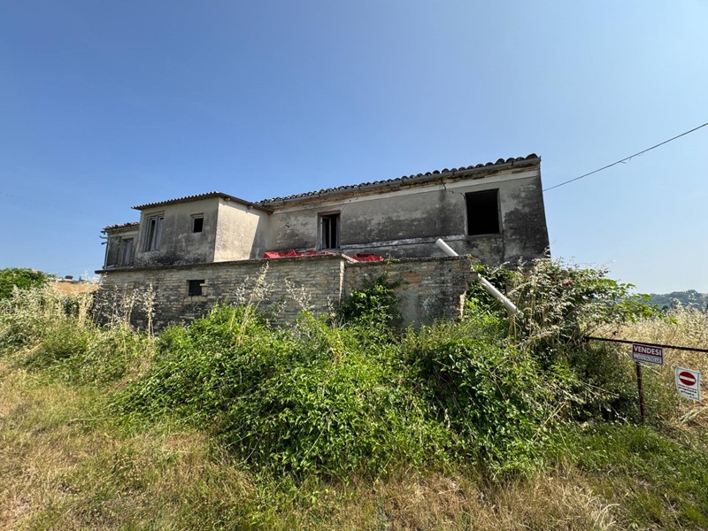 Rustico in Vendita a Ponzano di Fermo, 110'000€, 300 m²