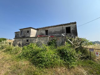 Rustico in Vendita a Ponzano di Fermo, 110'000€, 300 m²