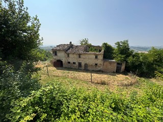 Rustico in Vendita a Ponzano di Fermo, 110'000€, 300 m²