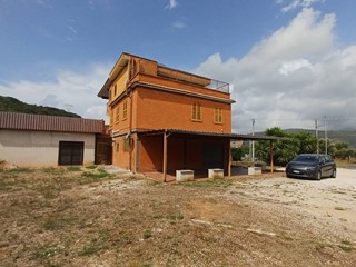 Immobile commerciale in Vendita a Priverno, 100'000&euro;, 90 m²