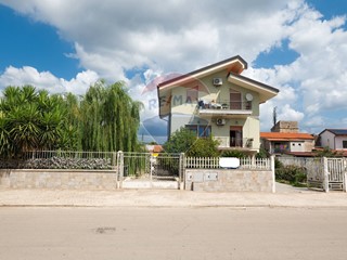 Villa in Vendita a Carinola, 259'000&euro;, 350 m²