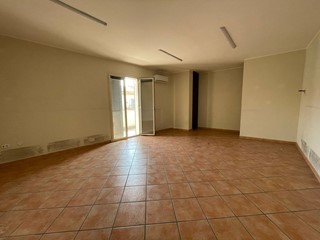 Ufficio in Affitto a Casapulla, 1'000€, 220 m²