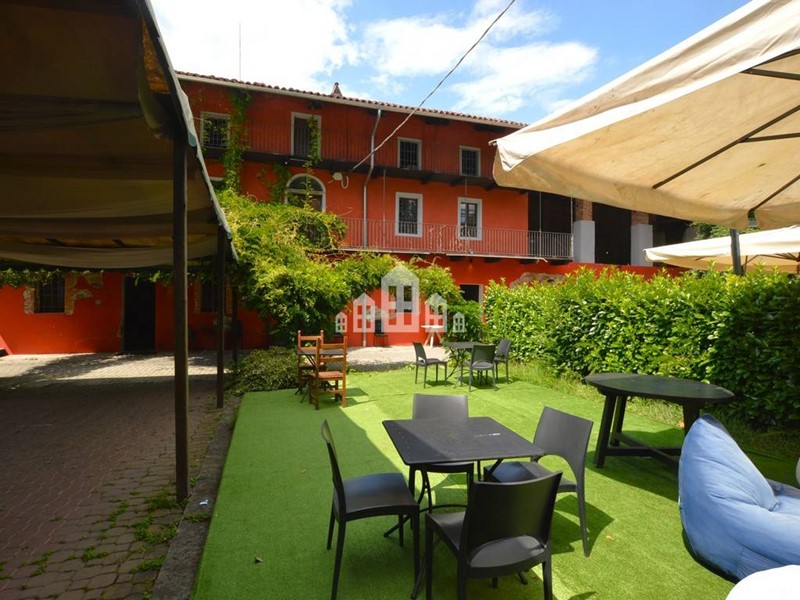 Attività commerciale in Vendita a Colleretto Giacosa, 128'000€, 312 m²