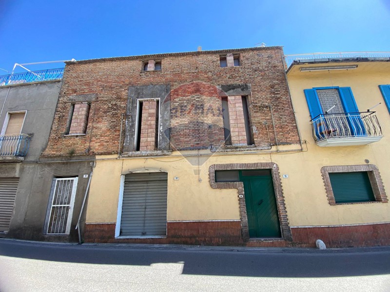 Casa Semi Indipendente in Vendita a Formia, 69'000€, 170 m²