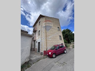 Casa Semi Indipendente in Vendita a Falciano del Massico, 49'000€, 136 m²