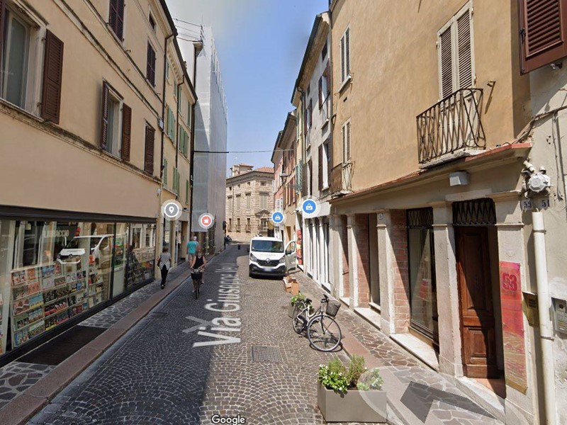 Attività commerciale in Vendita a Mantova, 550 m²