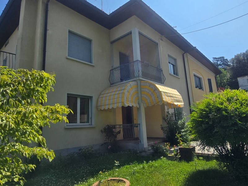 Quadrilocale in Vendita a Laveno Mombello, 170'000€, 145 m²