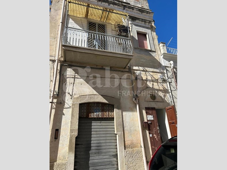 Ufficio in Vendita a Canosa di Puglia, 35'000€, 65 m²