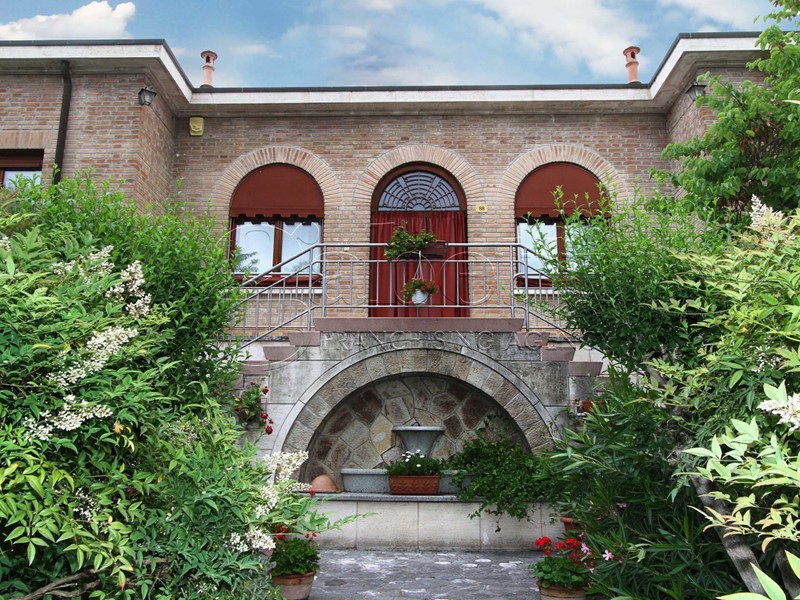 Villa in Vendita a Copparo, 360'000&euro;, 368 m²