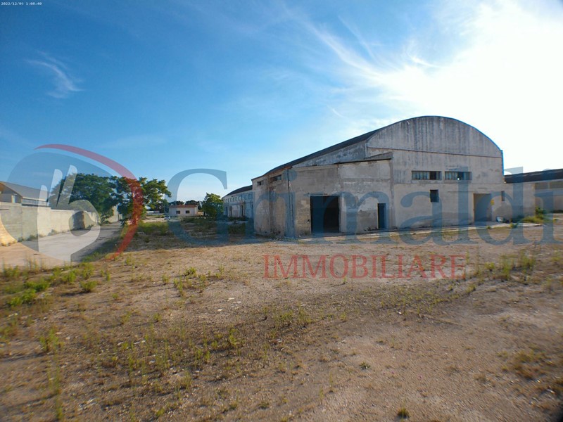 Capannone in Vendita a Trani, 600'000€, 1116 m²