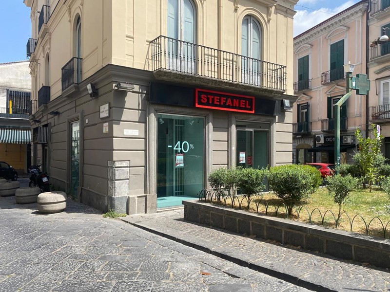 Negozio in Affitto a Aversa, 4'000€, 95 m²