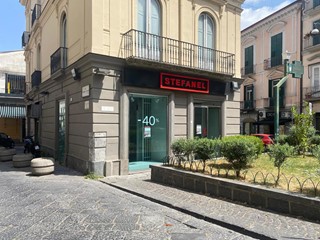 Negozio in Affitto a Aversa, 4'000€, 95 m²