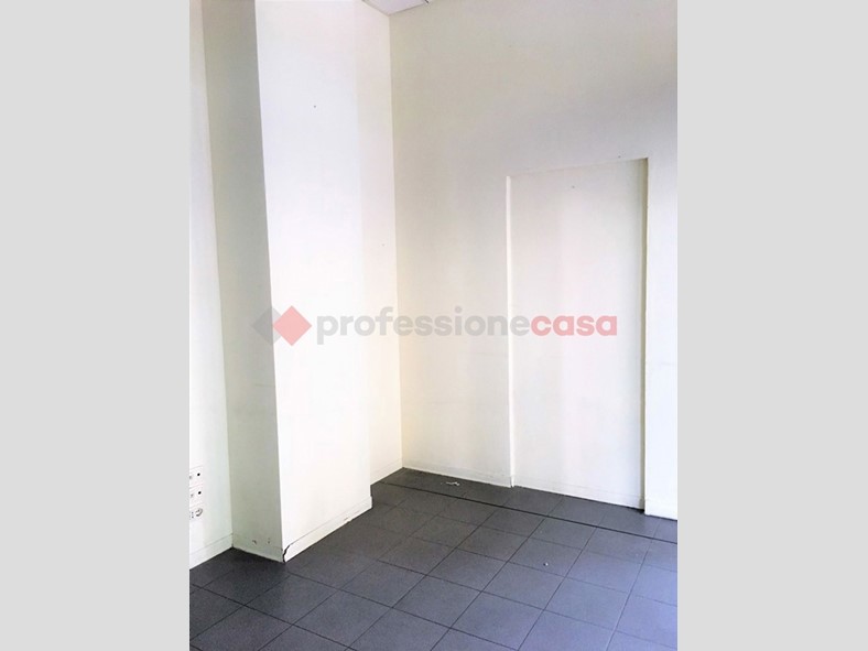 Negozio in Affitto a Arezzo, 400€, 50 m²
