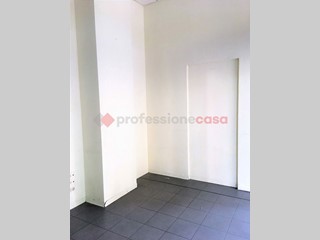 Negozio in Affitto a Arezzo, 400€, 50 m²