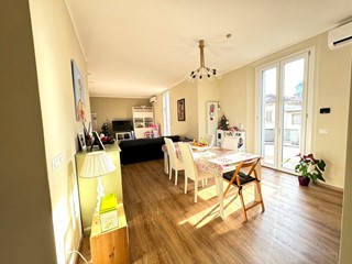 Casa Indipendente in Vendita a Arezzo, 380'000€, 161 m²