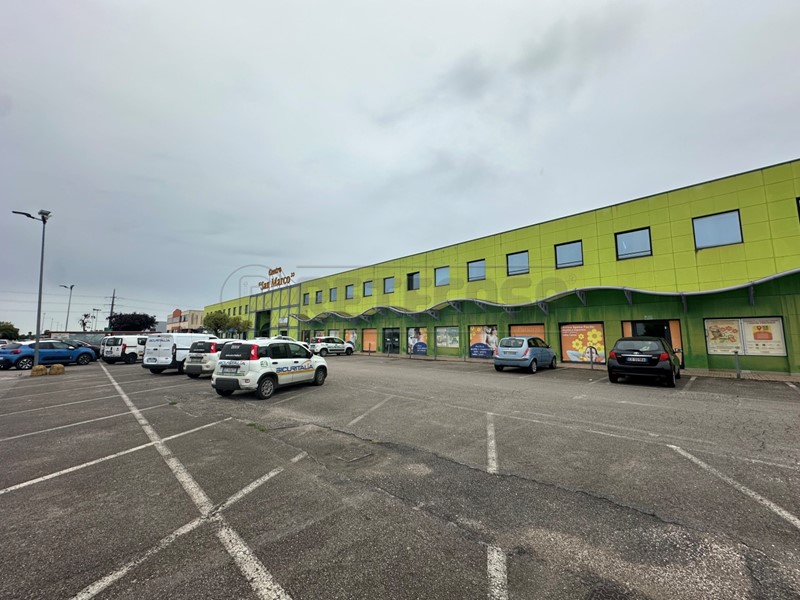 Immobile commerciale in Vendita a Pozzuolo del Friuli, 665'000€, 1760 m²