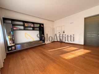 Appartamento in Affitto a Siena, zona Fuori Porta Romana, 1'100€, 130 m², arredato