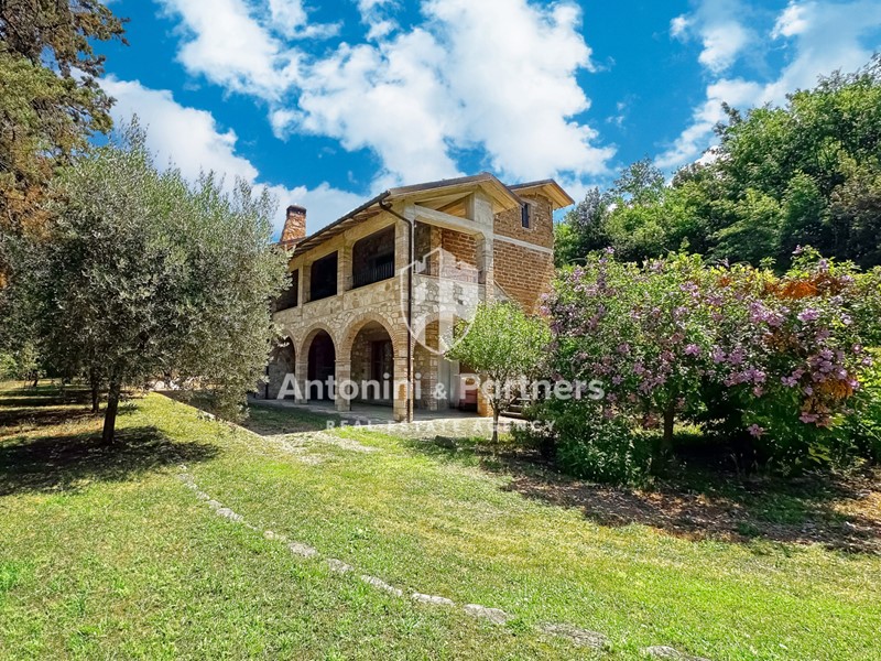 Casa Indipendente in Vendita a Todi, 320'000€, 300 m², con Box