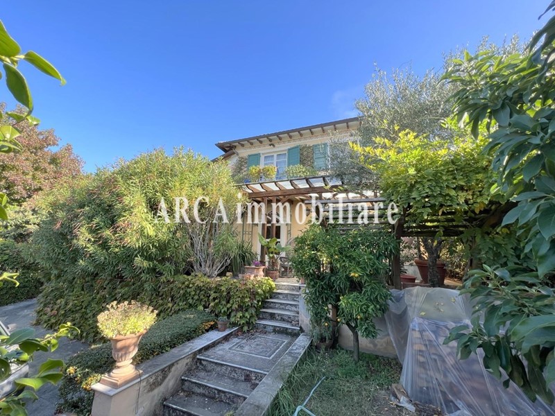 Villa in Vendita a Pietrasanta, zona Strettoia, 850'000€, 190 m²